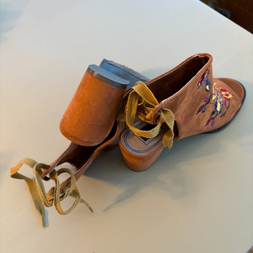 Ladies Maxi A Emb heels - Picture 9 of 9